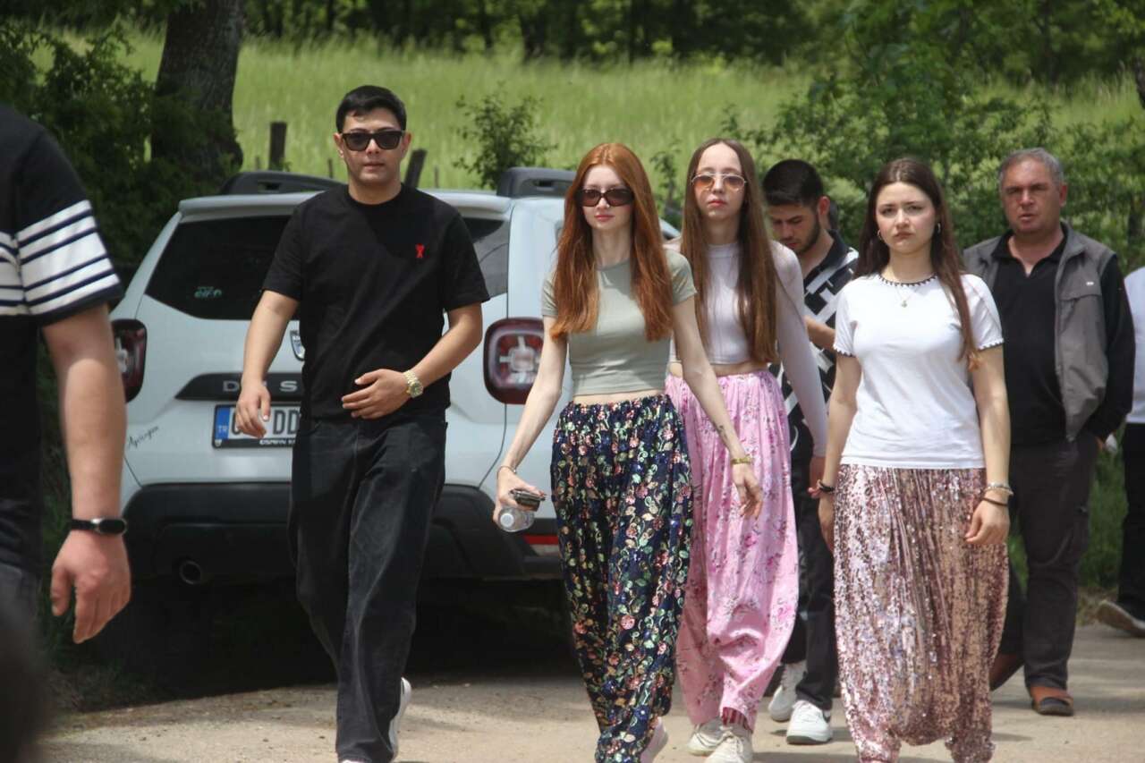 İlginç gelenek! Eş arayan gençler bu sokağa koşuyor 2